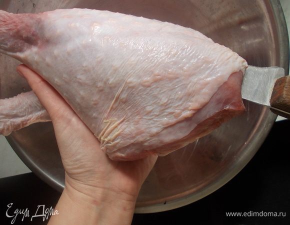 Затем взять ножки и сделать в них надрезы вдоль кости. Я делала по три-четыре надреза.