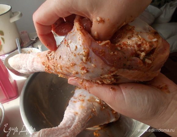 Затем в разрезы закладываем порезанные дольки чеснока, соль и маринад. Все смазываем маринадом и солью и оставляем на часик.