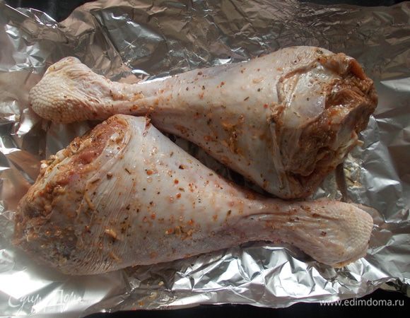 Когда ножки промаринуются,выложить их на фольгу и закрыть мясо полностью, конвертом.