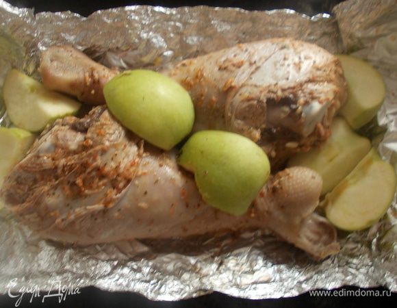 Поставить в духовку на час при температуре 180С. Затем вытащить, аккуратно раскрыть фольгу и добавить яблоки дольками. После возвращаем обратно ещё на час. Получается много вкусного сока.