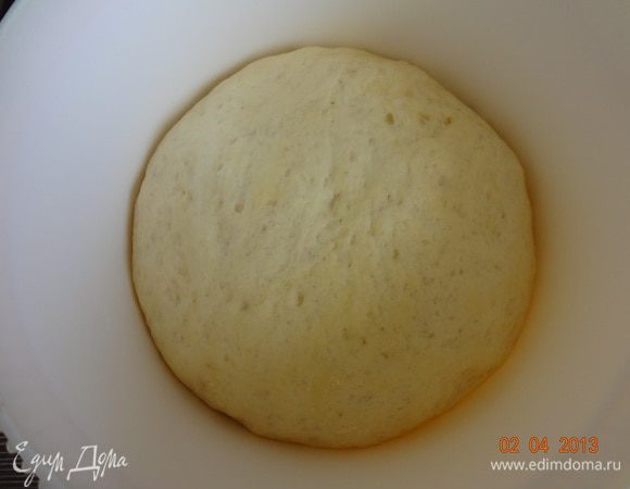 Замесить дрожжевое сдобное тесто. Я пользуюсь своим рецептом: 2 стакана муки, 120 мл. сыворотки, 1 ч. л. сухих дрожжей, 1 яйцо, по полчайной ложки соли и сахара. Главное, чтобы тесто было сдобное для такой начинки.