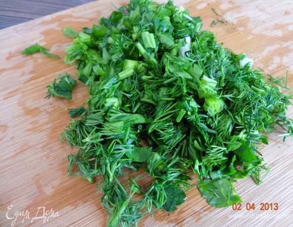 Пока тесто подходит в теплом месте, приготовим начинку. Мелко порезать зелень.