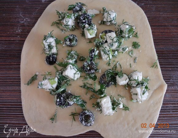 Шарик раскатать в лепешку не тонкую, смазать растопленным сливочным маслом, выложить четвертую часть начинки. Я конечно пожалела брынзы в этот раз, чем больше, тем лучше.