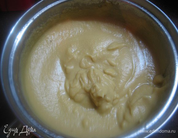 Замочить чечевицу в холодной воде на 1-2 часа. Отварить до готовности. Лишнюю воду слить. Дать немного остыть и пробить блендером.