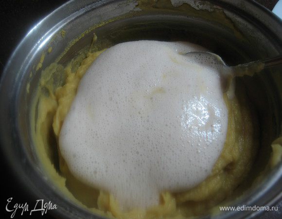 Опару добавляем в чечевицу, туда же отправляем 1 ст. л.  растопленного сливочного или растительного масла. Хорошо перемешали ложкой и оставляем в теплом месте без сквозняков для подъема. На это уйдет 2-3 часа.