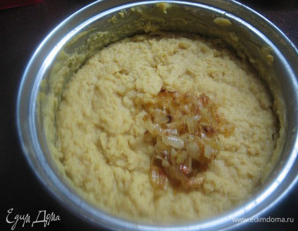 Лук  мелко режем и обжариваем с  2-мя столовыми ложками масла до золотистого цвета. Если делать лепешки с беконом, то мелко режем бекон обжариваем его, добавляем лук и жарим так же до золотистого цвета.
Когда чечевица увеличилась в объеме в 2 раза (извините, забыла сфотографировать, но она действительно поднялась, несмотря на отсутствие муки) добавляем обжаренный лук,  соль, оставшийся сахар и хорошо перемешиваем.  