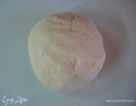 Добавляем муку в несколько приемов. Сначала перемешиваем ложкой а потом вымешиваем на столе. Тесто сначала будет немного липнуть к рукам а потом станет очень послушное и нежное. Оно должно быть не крутым. 