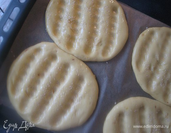 Затем смазываем их оливковым маслом и пальчиками делаем продольные  бороздки. Вот так: