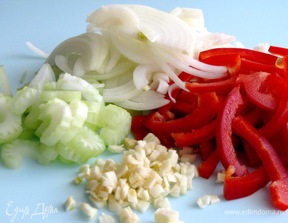 Лук и чеснок очистить. Лук нарезать полукольцами, чеснок измельчить. Сладкий перец разрезать на 4 части, очистить от семечек и нарезать соломкой. Сельдерей нарезать ломтиками.