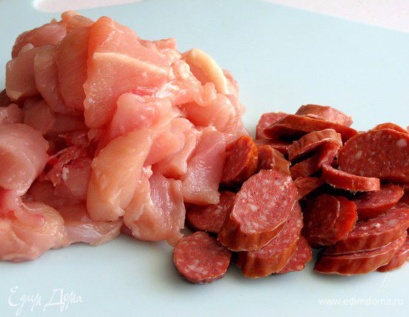 Куринные грудки и колбаски нарезать небольшими кусочками.