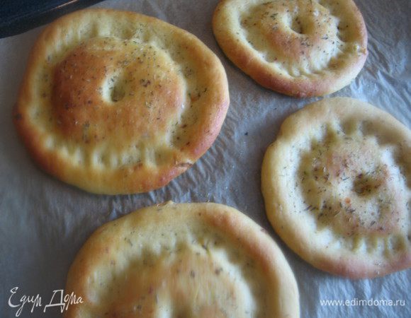 Духовку разогреваем до 200 гр. выпекаем 20-30 минут (в зависимости от размера лепешек, до золотистого цвета). 