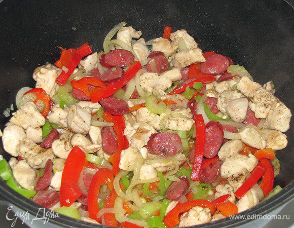 Добавить лук, чеснок, перец и сельдерей. Приправить кайенским перцем, черным перцем и солью, перемешать и готовить 5 минут.