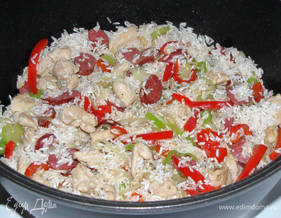 Рис промыть, всыпать в сотейник. Готовить, постоянно помешивая 2 минуты.