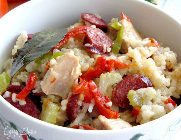 Добавить острый соус, перемешать и разложить по тарелкам. Приятного аппетита!