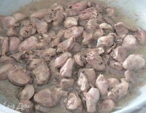 Сердечки помыть, порезать, тушим на раскаленном масле под
крышкой