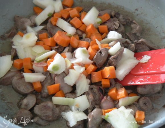 В этот момент чистим морковь с луком, режем кубиками, добавляем к сердцам