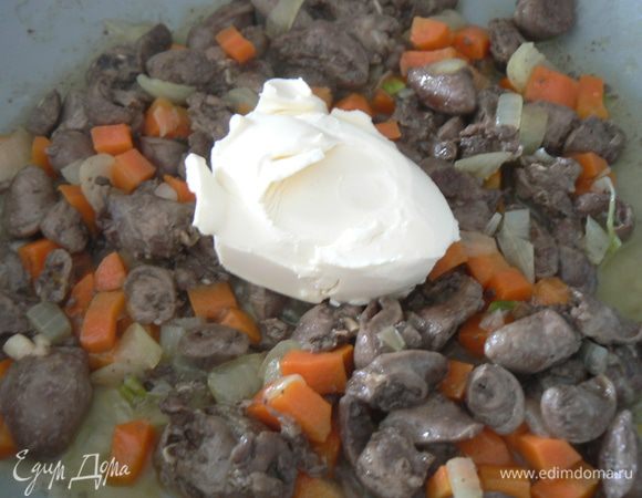 Положить сыр. Прогреть до растворения: