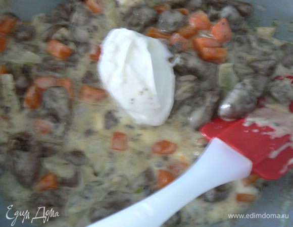Посолить, поперчить, добавить сметаны (добавить немного воды 2-3 ст.л)