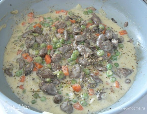 добавляем замороженный горошек, продолжаем тушить, посыпаем оригано