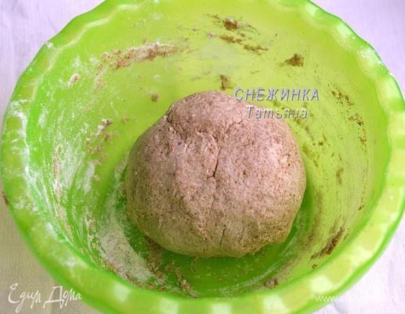 <font style="vertical-align: inherit;"><font style="vertical-align: inherit;">Добавляем кефир и вымешиваем тесто. </font><font style="vertical-align: inherit;">Оно погибло, возможно, немного липким. </font><font style="vertical-align: inherit;">Формируем из него шар и оставляем на 30 минут, накрыв полотенцем.</font></font>