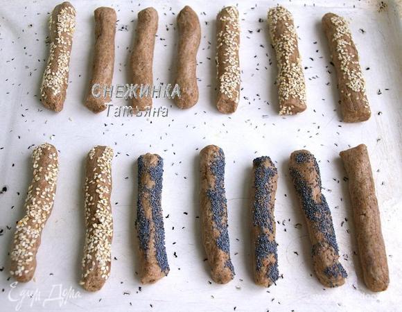 <font style="vertical-align: inherit;"><font style="vertical-align: inherit;">Готовые изделия кладем на смазанный маслом противень. </font><font style="vertical-align: inherit;">По желанию заготовки можно посыпать маком, кунжутом или солью. </font><font style="vertical-align: inherit;">Духовку разогреваем до 200°C.</font></font>