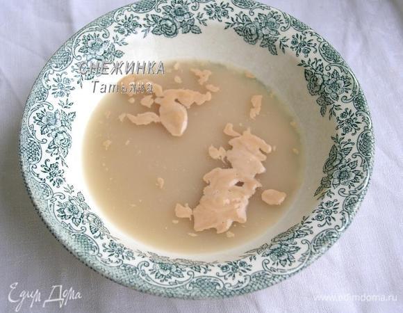 <font style="vertical-align: inherit;"><font style="vertical-align: inherit;">Палочки на дрожжах. </font><font style="vertical-align: inherit;">В теплой воде с добавлением сахара разводим дрожжи. </font><font style="vertical-align: inherit;">Оставляем на 15 минут.</font></font>