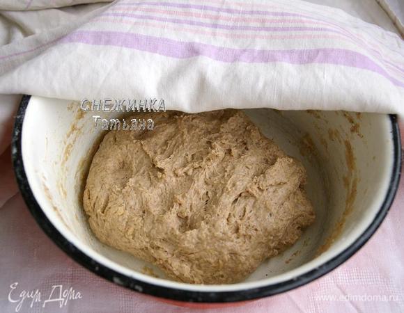 <font style="vertical-align: inherit;"><font style="vertical-align: inherit;">В миске для теста симптом сыворотку и соль. </font><font style="vertical-align: inherit;">Вливаем дрожжевую воду и просеиваем оба вида муки. </font><font style="vertical-align: inherit;">Замешиваем тесто. </font><font style="vertical-align: inherit;">В конце растительное масло и хорошо вымешиваем.</font></font>