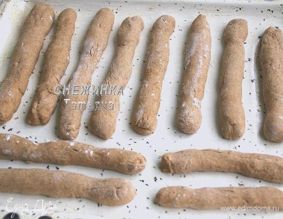 <font style="vertical-align: inherit;"><font style="vertical-align: inherit;">Подошедшее тесто обминаем, формируем из него хлебные палочки на припыленной мукой рабочей поверхности. </font><font style="vertical-align: inherit;">Кладем на смазанный маслом противень и даем им расстояться 15 минут. </font><font style="vertical-align: inherit;">Духовку разогреваем до 210°C.</font></font>