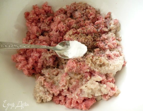 Приготовим фарш. Мясо пропустить через мясорубку вместе с салом и репчатым луком, добавить измельченный чеснок,хмели-сунели, молотый перец,соль, соду и холодную  воду. Пусть вас не пугает присутствие соды, она совсем не чувствуется. Сода заменит яйцо и хлеб в фарше и придает ему пышность.