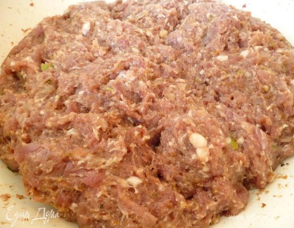 Фарш тщательно вымешать в течении 5 минут. Он должен быть гладким и однородным. Закрываем посуду с фаршем крышкой и ставим в холодильник минимум на 2 часа, а еще лучше на ночь. За это время он созреет и приобретет вкус и аромат.