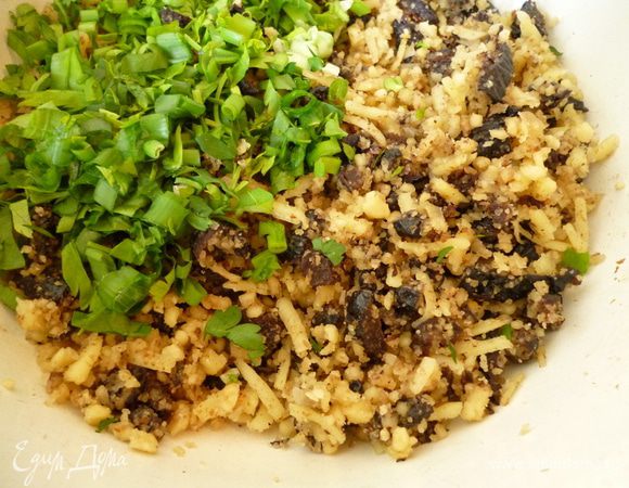 Приготовить начинку: орехи слегка обжарить и затем измельчить (я измельчала скалкой). Чернослив помыть и залить кипятком, что бы он размягчился, удалить косточки и нарезать кусочками. Сыр натереть на крупной терке. Добавить нарезанную зелень, соль и молотый перец, перемешать. Хорошо бы добавить именно кавказские травки.