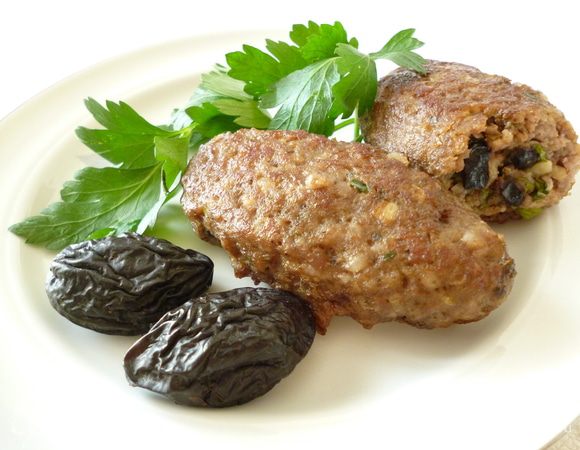 Обжариваем зразы на сковороде в растительном масле на небольшом огне, переворачивая, до приятного румяного цвета. Готовые зразы складываем в кастрюльку, закрыть крышкой и дать им постоять 2-3 минуты. Подаем с овощным салатом или любимым вашим гарниром и острым соусом (в моем случае домашняя аджика). Приятного вам аппетита!