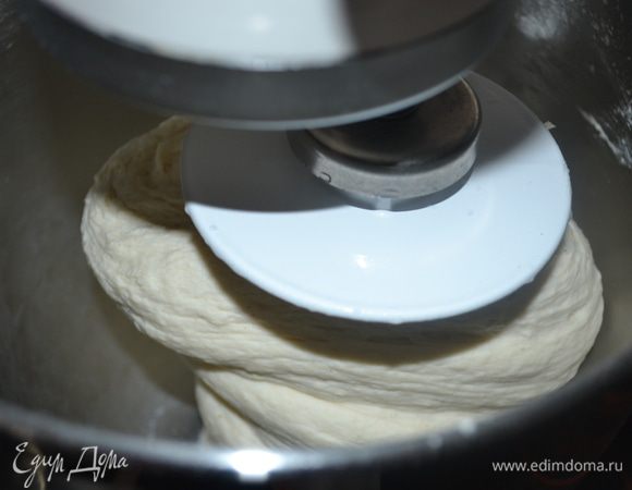 В теплой воде растворить соль и влить постепенно в муку. Замесить упругое тесто. (Я воспользовалась тестомешалкой...)  