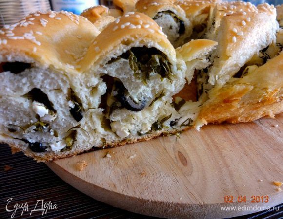 Оставить пирог остывать в выключенной духовке минут 20, затем извлечь из формы и подавать. Очень вкусно с постным супом или нежирным бульоном, можно с чаем или молоком.