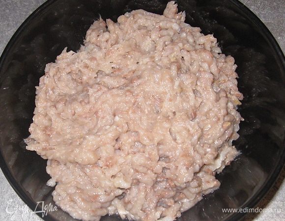 Первый слой: селедку дважды пропускаем через мясорубку. Выкладываем на блюдо.