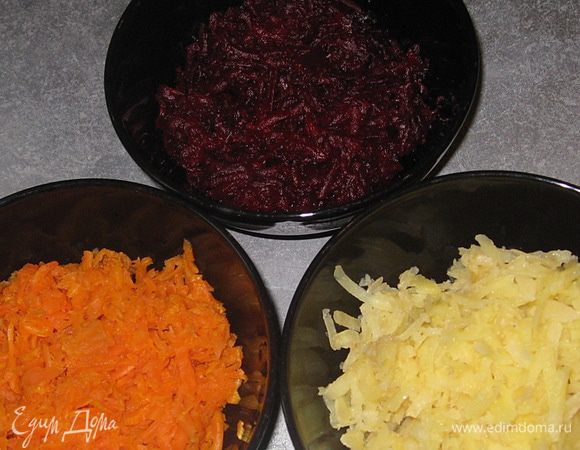 Все овощи потереть на крупной терке.