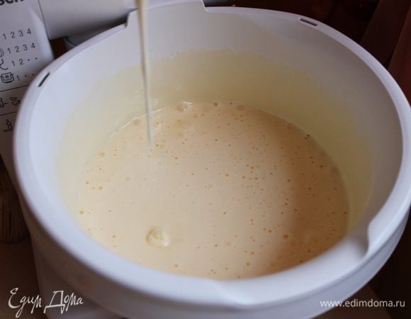 Взбиваем яйца с сахаром.