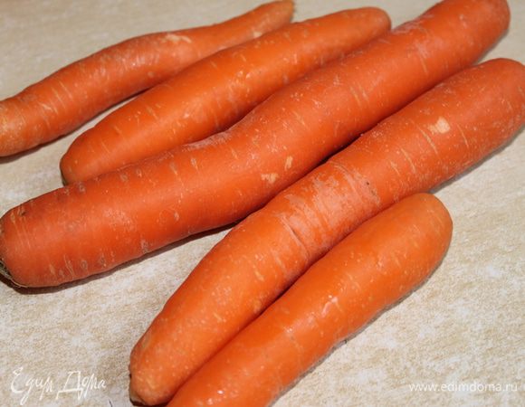 Теперь нам надо cвежую морковку почистить и натереть на мелкой терке.