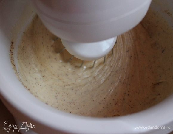 В яйца добавляем молотый миндаль, муку, и разрыхлитель,ванильный сахар  перемешиваем.