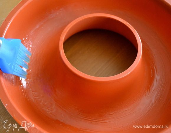 Подготовленную форму с дыркой смазать растительным маслом. 