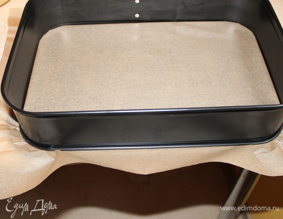 Подготовим форму, у меня 20 на 30 см...можно взять и больше размером тогда будет сам бисквит тоньше..