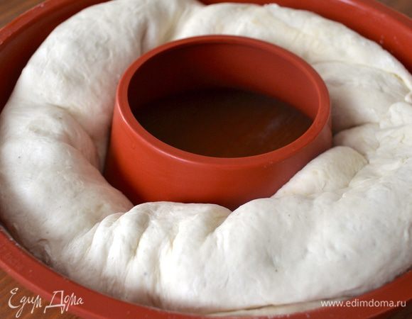 Выложить в форму рулет швом вниз, прикрыть кухонным полотенцем или пищевой пленкой и дать постоять еще один час. 