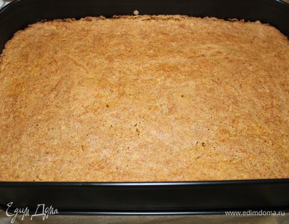 нашему бисквиту даем остыть...прямо в форме, не вынимаем его.