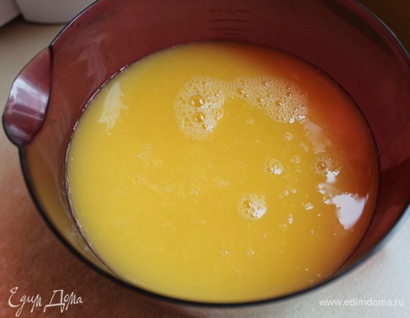 Готовим крем, для этого берем 750 мл сока апельсинового с пакета, у меня с мякотью. Добавляем в него 2 пакета пудинга, размешиваем и варим до загустения. Я варю в микроволновой печи, вы варите как это обычно делаете.