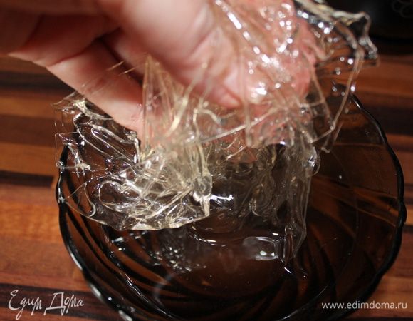 Берем желатин, у меня пластинки 6 штук, я подержала их в воде и как пудинг будет готов, отжимаю желатин и кладу его сразу размешиваю, a если вы берете порошок, то надо дать ему набухнут в воде потом распустить и добавить в пудинг.