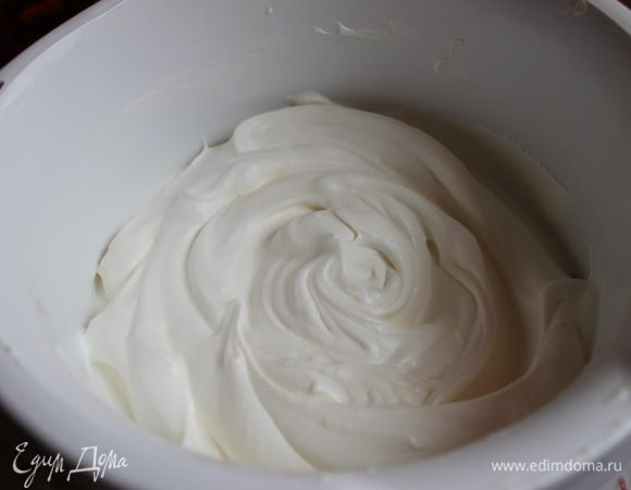 Когда остынет пудинг, взбиваем сливки с сахаром, добавляем сметану и хорошо перемешиваем. Сливки у меня от Рама, они не нуждаются в закрепителе, можно взять 33% и взбить с закрепителем, добавляем в сливки сметану и хорошо размешиваем.