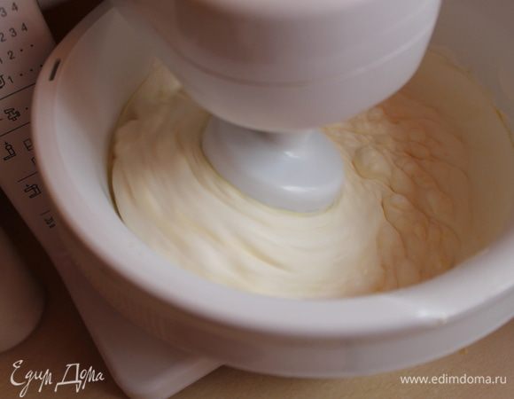 Добавляем в сливки со сметаной наш пудинг. Oн должен быть совсем остывший, иначе сливку расстают, аккуратно все перемешиваем. Tолько теперь наш крем начнет густеть.