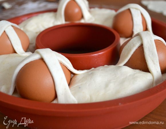 Закрепить наискосок этими полосочками теста выложенные по караваю яйца.  