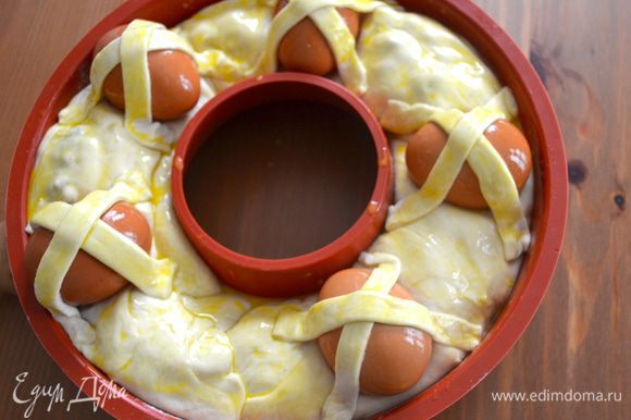 Взбитым яйцом смазать поверхность каравая и поставить выпекаться в разогретую до 200 С духовку.