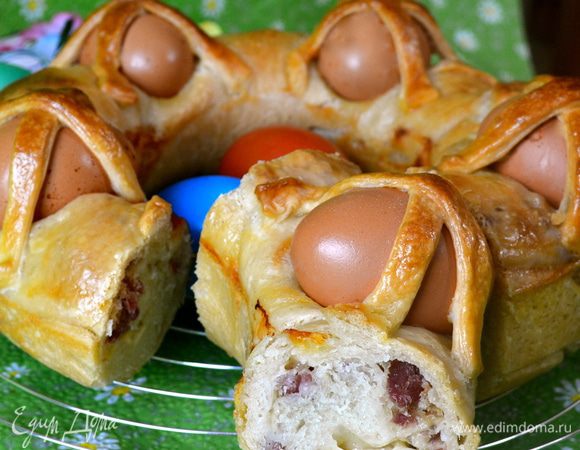 Получается вкусный праздничный хлебушек!!! Как правило, такой каравай (или его разновидности) являются центровым украшением праздничного пасхального стола!...